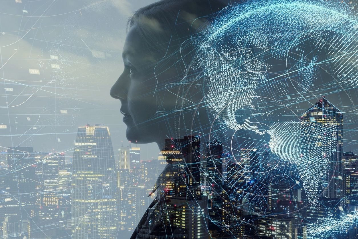 Data map with a profile face and skyscrapers in the background, representing the optimization of UX with sociodemographic patterns.